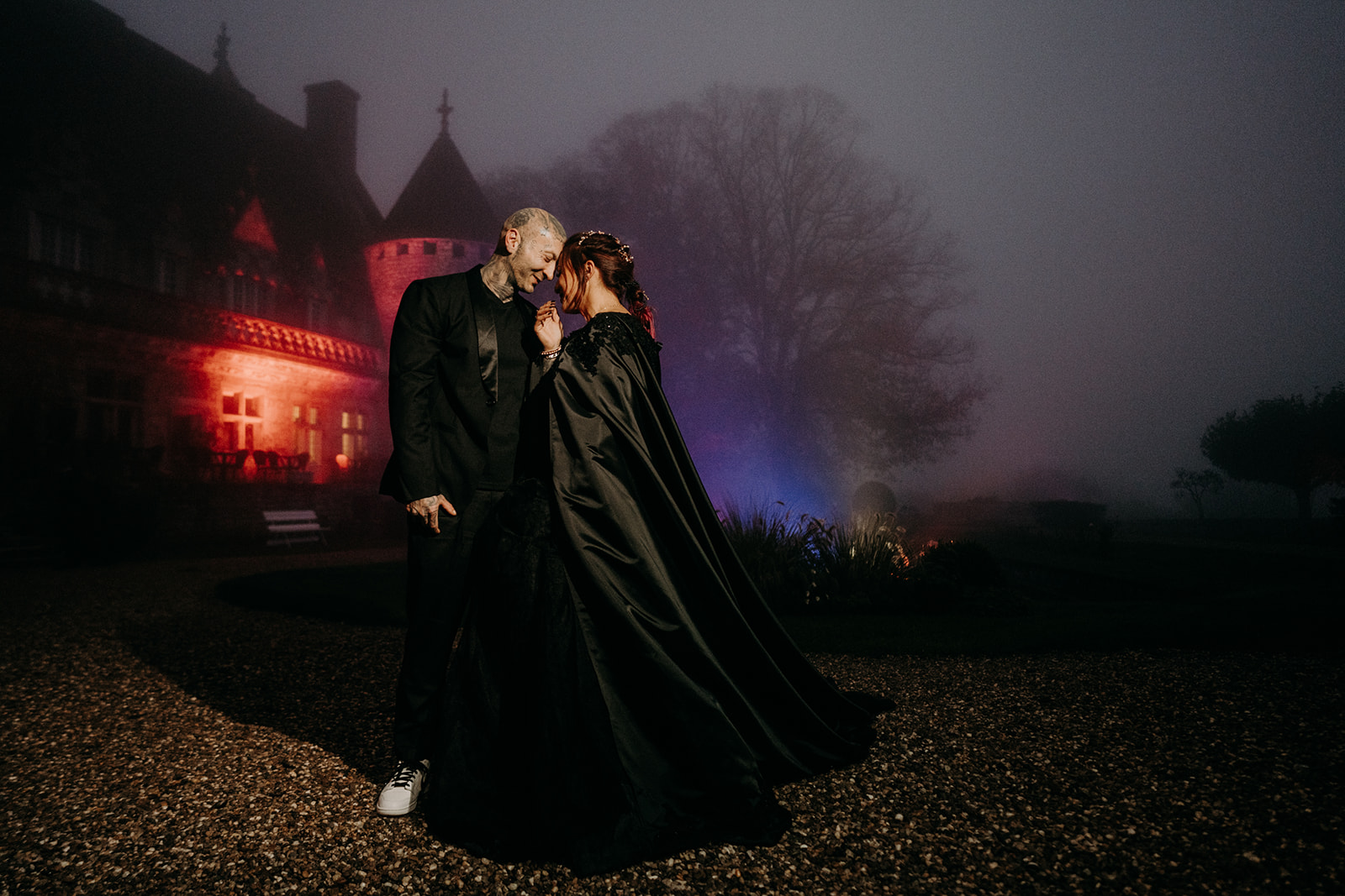 couple illuminé devant un château