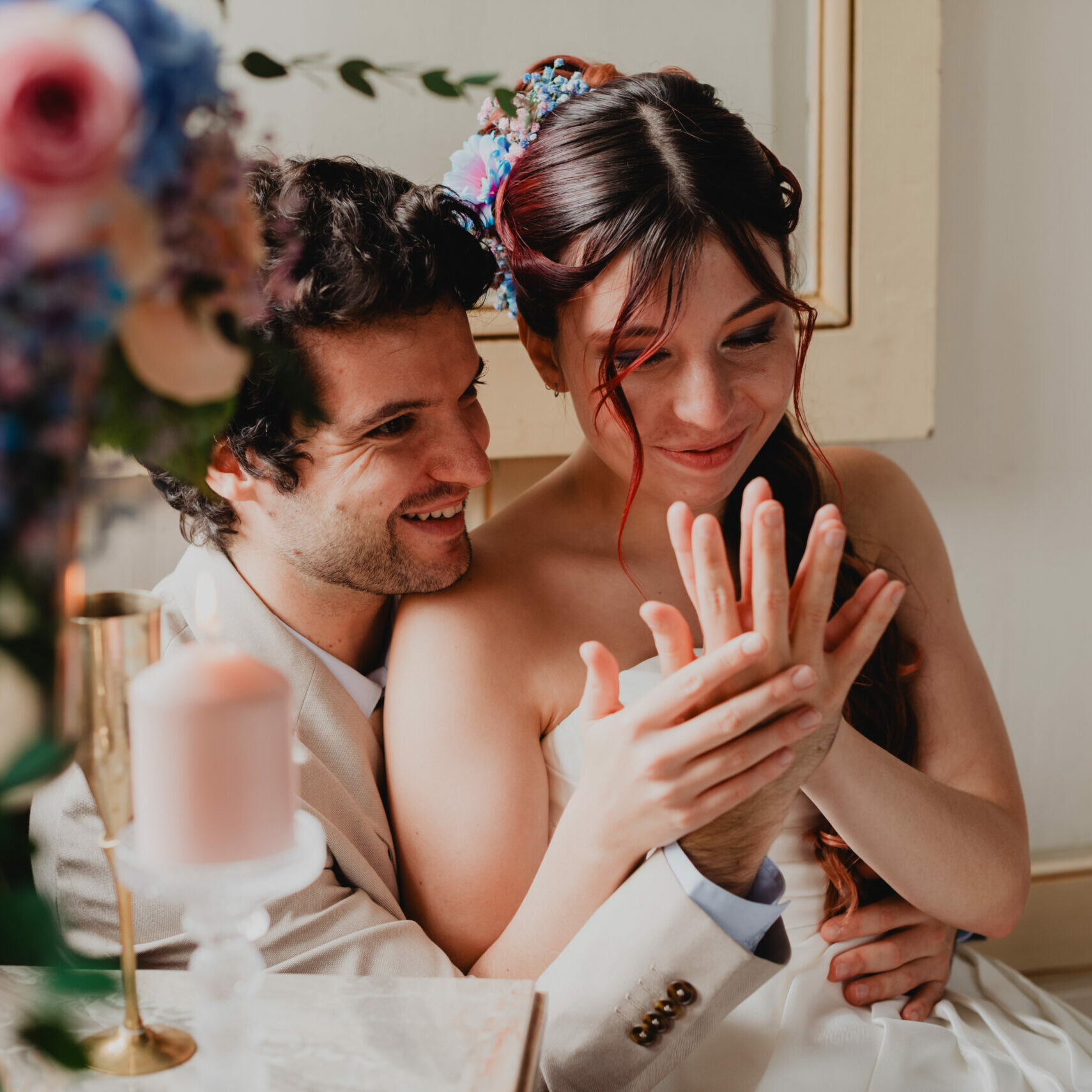 couple sur le thème de Bridgerton qui se touche la main