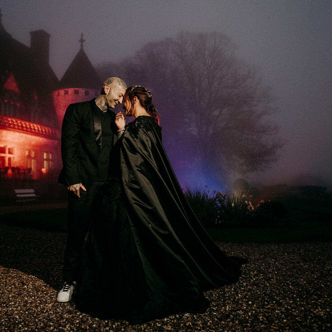 couple illuminé devant un château