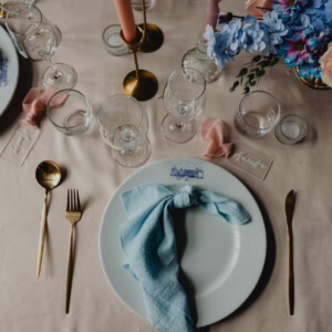 décoration de la table de mariage avec compositions florales pastel et chandeliers dorés