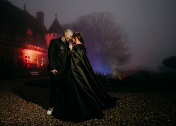 couple illuminé devant un château