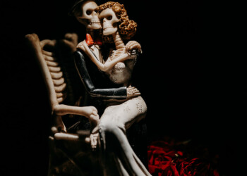 figurine du gâteau en squelette vêtu de vêtements de mariés