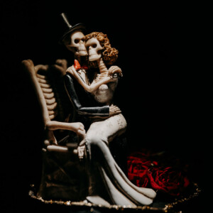 figurine du gâteau en squelette vêtu de vêtements de mariés