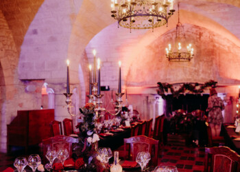 salle décorée sur les tons rouge et noir