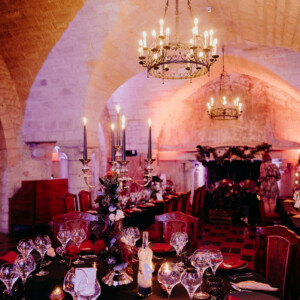 salle décorée sur les tons rouge et noir